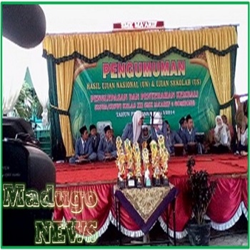 Meriah! Acara Penglepasan siswa-siswi kelas XII sekaligus pengumuman Kelulusan UN dan UAS Tahun 2013/2014 Meriah! Acara Penglepasan siswa-siswi kelas XII sekaligus pengumuman Kelulusan UN dan UAS Tahun 2013/2014