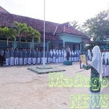 Peringati Hari Kartini, Kapolsek Gombong pimpin Upacara di SMK Maarif 2 Gombong