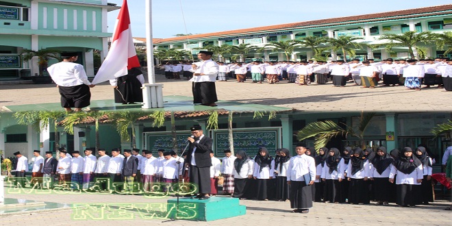 Peringati Hari Santri Nasional, Peserta Upacara Bendera Kenakan Sarung