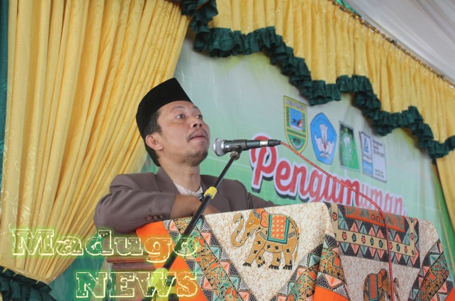Ketua PC LP Ma’arif NU Kebumen ajak wisudawan-wisudawati SMK Madugo untuk berdisiplin menuju Dunia Industri