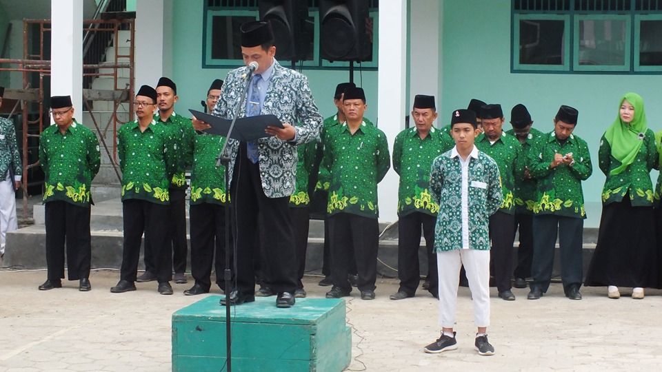 Pengurus PC LP Kebumen pimpin Upacara Harlah LP Ma’arif NU ke 90 di SMK Madugo