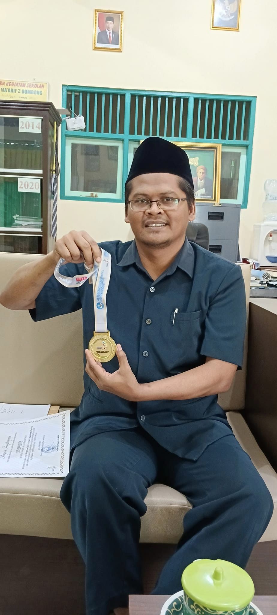 Kado dari Mas Nadhim A Makarim Menteri Pendidikan RI ( Medali Emas)