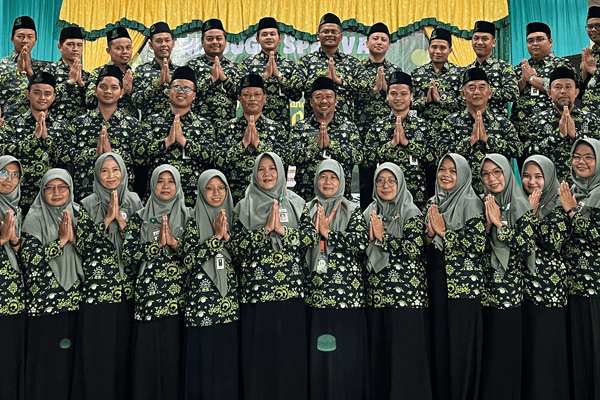 Guru dan Karyawan SMK Ma'arif 2 Gombong